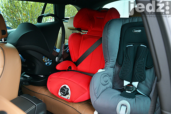 BEZPIECZEŃSTWO DZIECI | Trzecie dziecko na kanapie - Opel Insignia Country Tourer 4x4